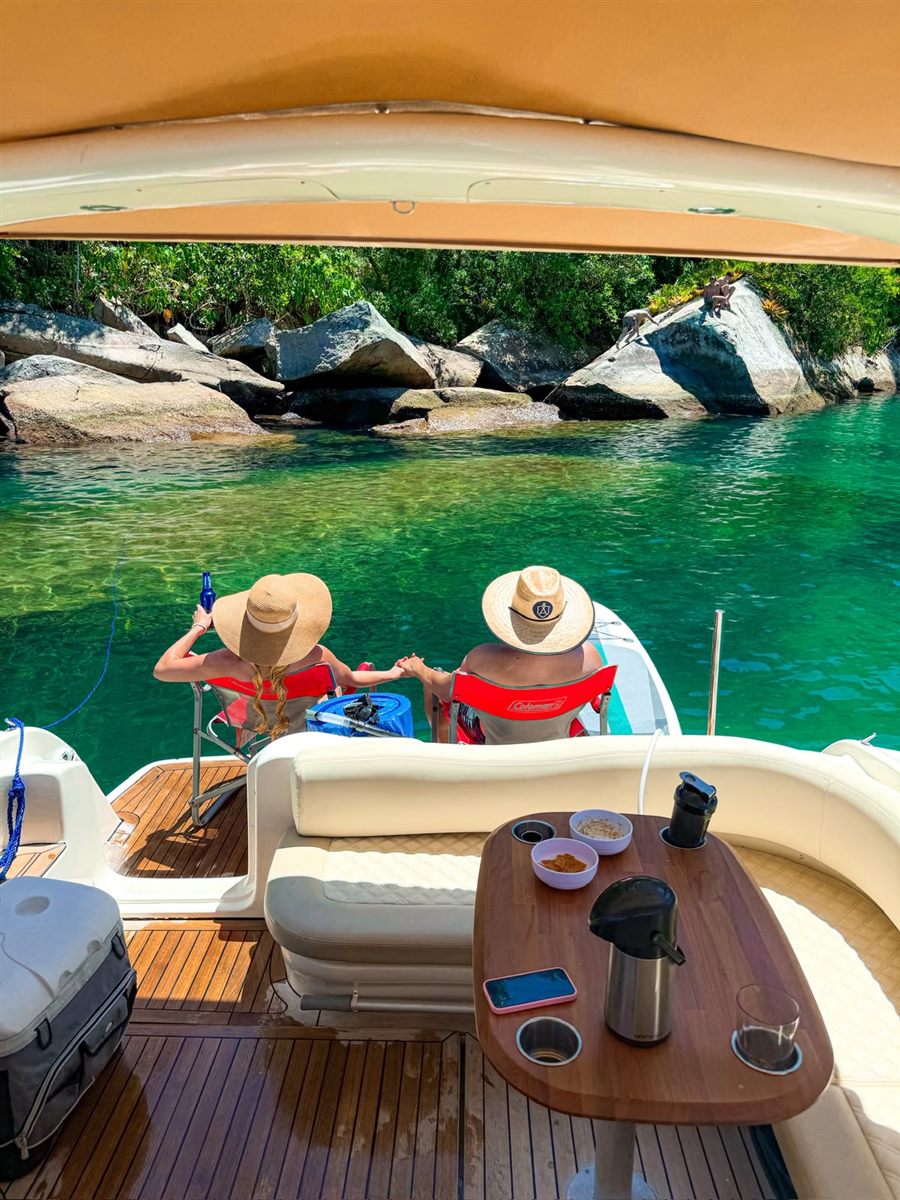 Alê Silveira e a noiva de mãos dadas, apreciando a vista em Paraty